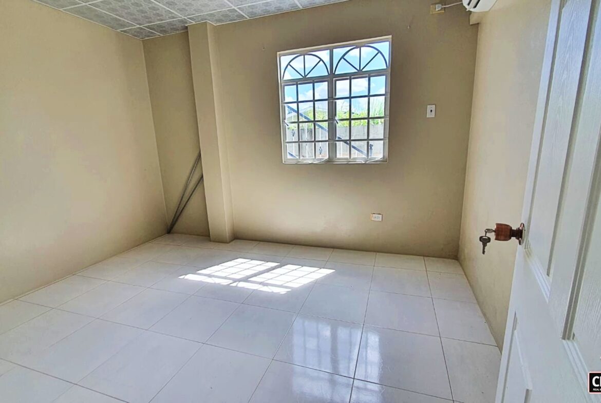 Real estate advertisement for spacious 2-bedroom apartment for rent in Madras