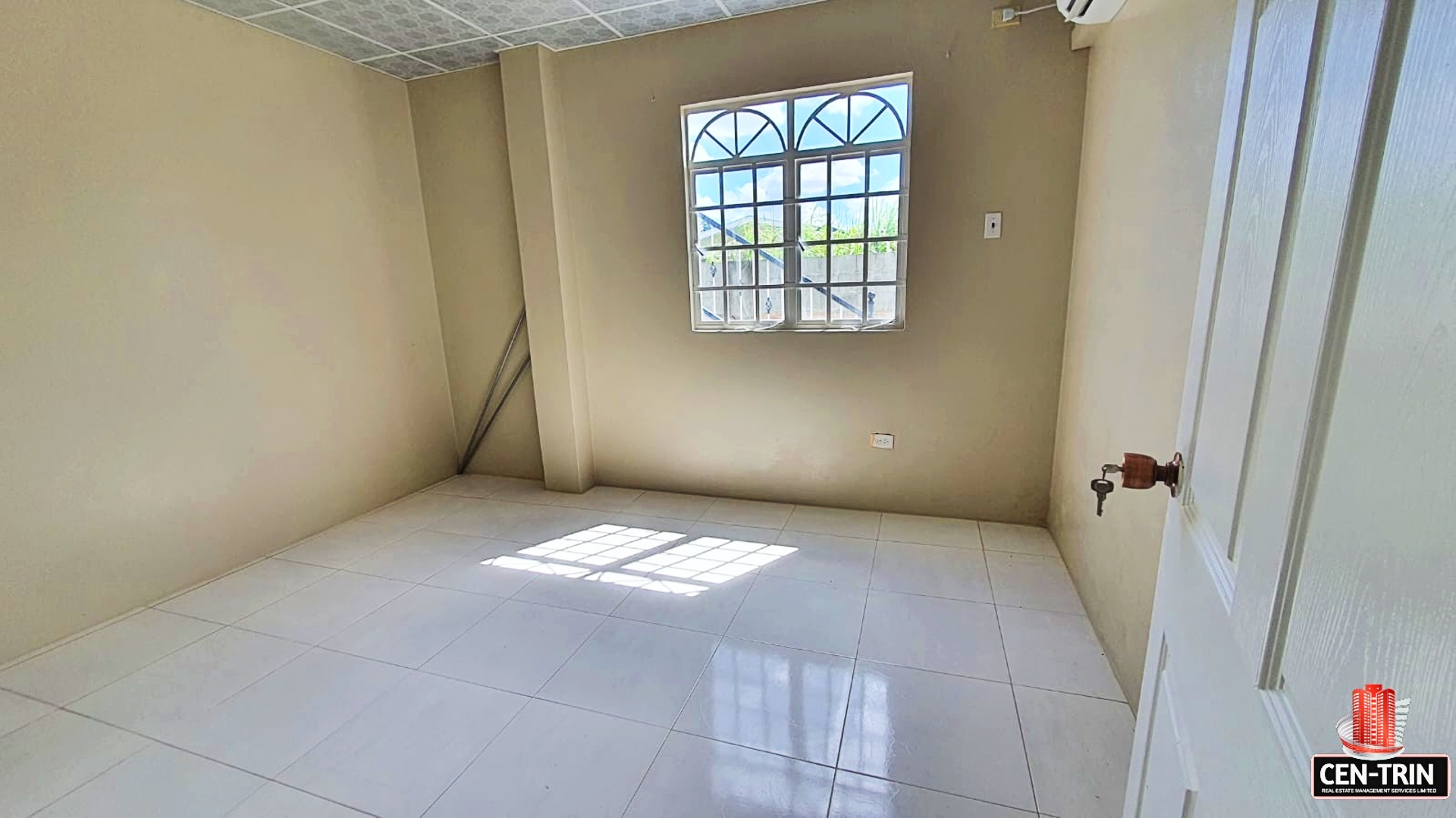 Real estate advertisement for spacious 2-bedroom apartment for rent in Madras